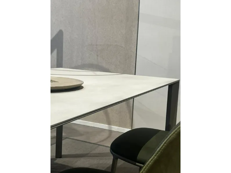 Tavolo fisso Akashi Midj a soli 1945 Euro