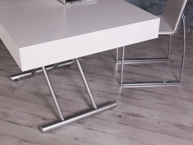 Tavolo Altacom modello Assist. Tavolino trasformabile in tavolo da pranzo con piano laccato lucido bianco luce e base cromo opaco.