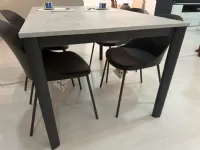 Tavolo in laminato rettangolare Aron La primavera a prezzo scontato