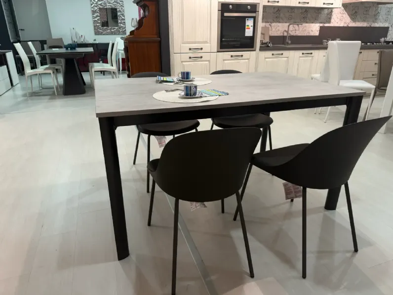 Tavolo in laminato rettangolare Aron La primavera a prezzo scontato