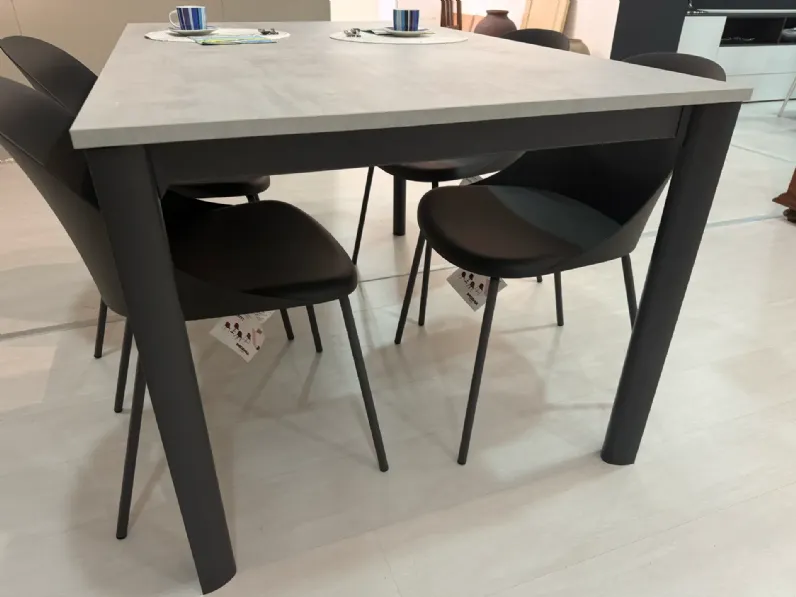 Tavolo in laminato rettangolare Aron La primavera a prezzo scontato