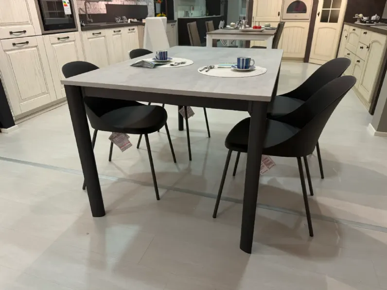 Tavolo in laminato rettangolare Aron La primavera a prezzo scontato