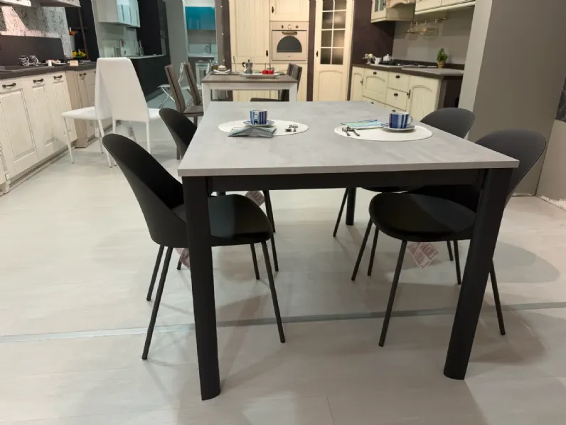 Tavolo in laminato rettangolare Aron La primavera a prezzo scontato