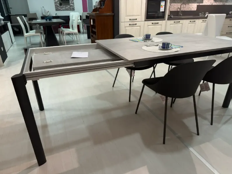 Tavolo in laminato rettangolare Aron La primavera a prezzo scontato