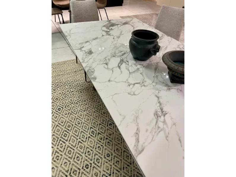 Tavolo rettangolare in ceramica Orion di Connubia in Offerta Outlet 