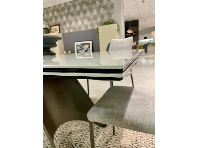 Tavolo rettangolare in ceramica Orion di Connubia in Offerta Outlet 