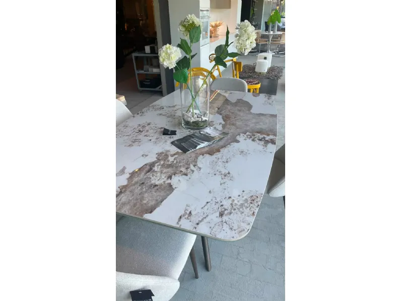 Tavolo sagomato in ceramica Chantal di Sedit in Offerta Outlet