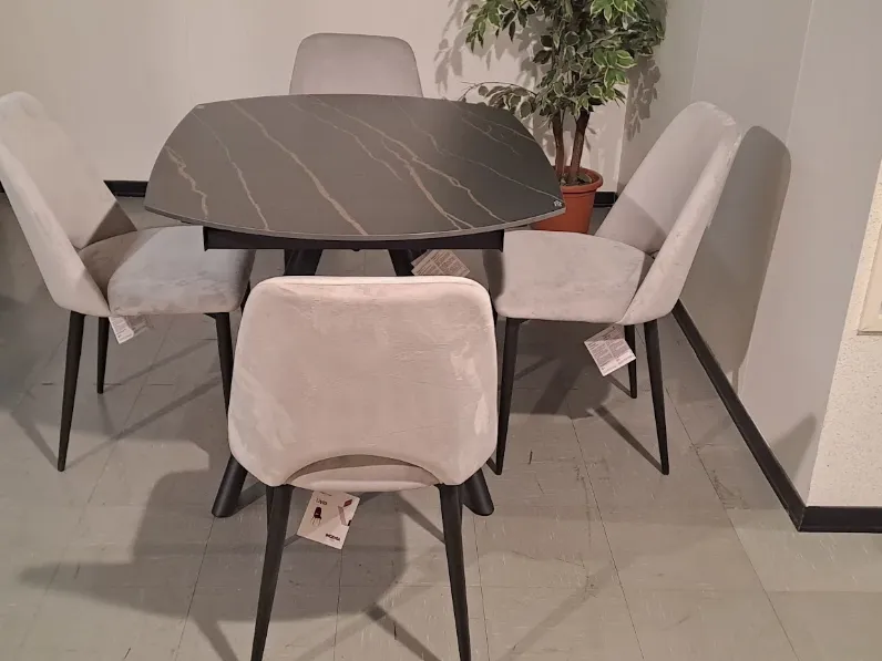 Tavolo ovale in ceramica Logan di Ingenia in Offerta Outlet