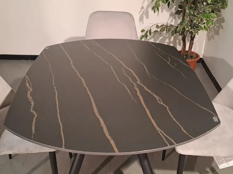 Tavolo ovale in ceramica Logan di Ingenia in Offerta Outlet