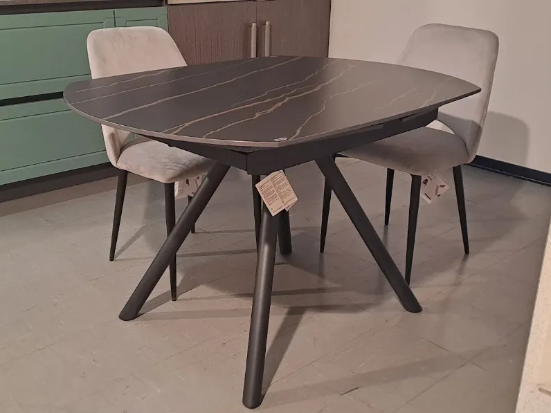 Tavolo ovale in ceramica Logan di Ingenia in Offerta Outlet
