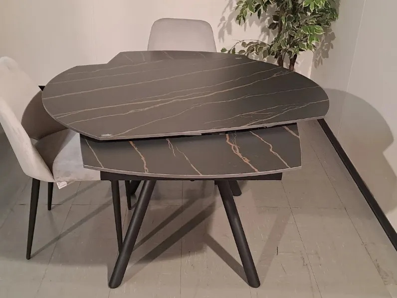 Tavolo ovale in ceramica Logan di Ingenia in Offerta Outlet