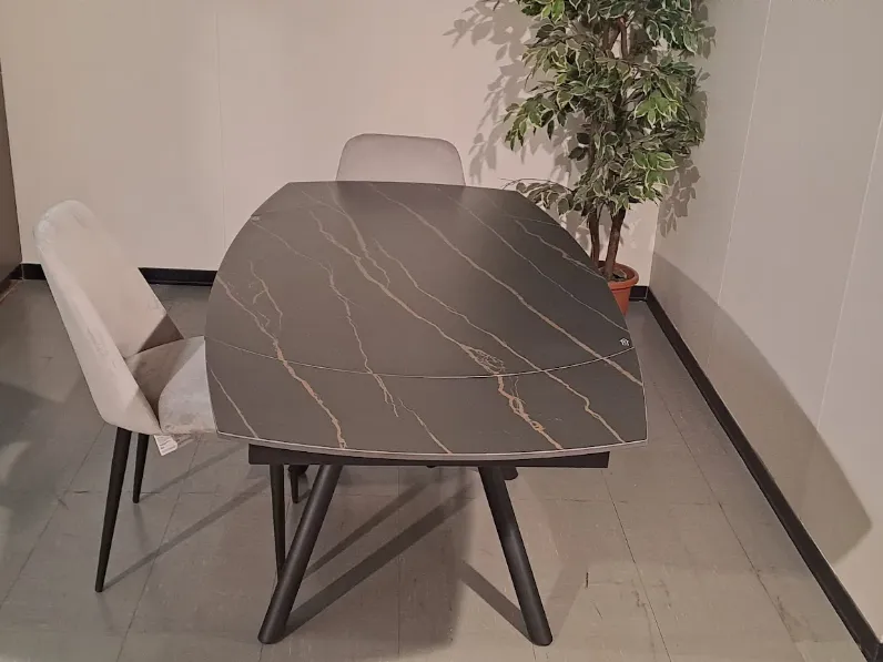 Tavolo ovale in ceramica Logan di Ingenia in Offerta Outlet
