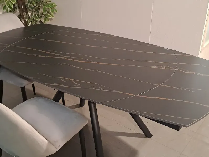 Tavolo ovale in ceramica Logan di Ingenia in Offerta Outlet
