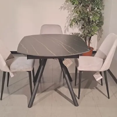 Tavolo ovale in ceramica Logan di Ingenia in Offerta Outlet