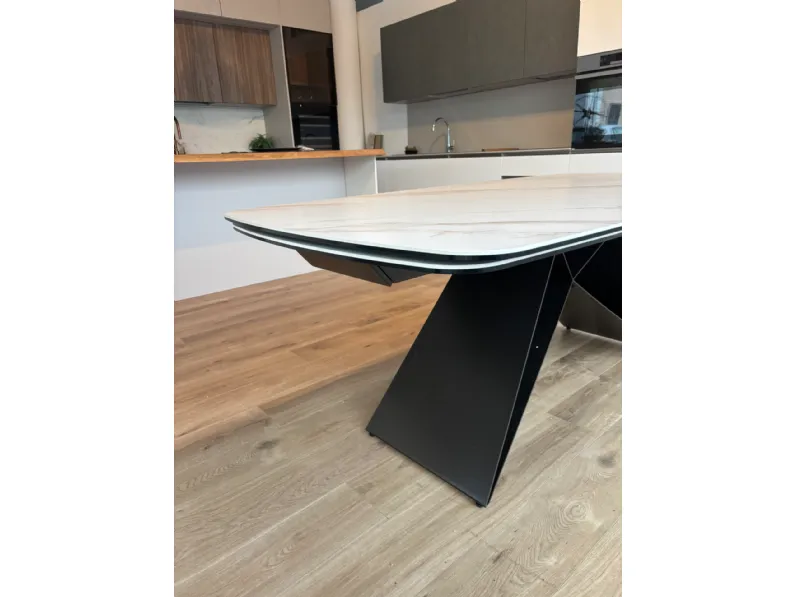Tavolo ovale in ceramica Thanos x di Stones in Offerta Outlet