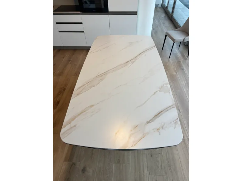 Tavolo ovale in ceramica Thanos x di Stones in Offerta Outlet