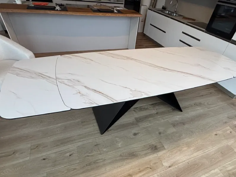 Tavolo ovale in ceramica Thanos x di Stones in Offerta Outlet