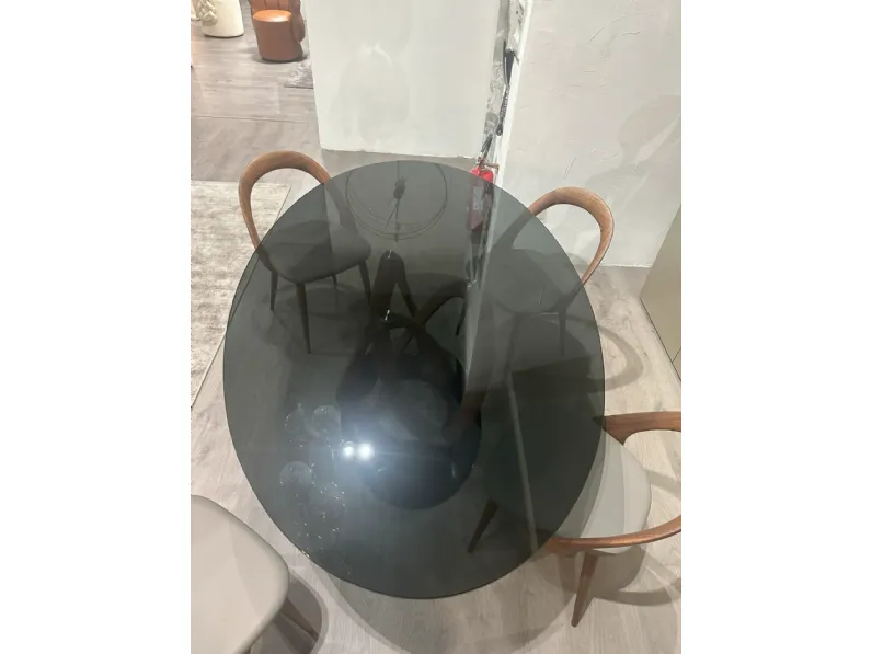 Tavolo in vetro ellittico Infinity Porada in offerta outlet