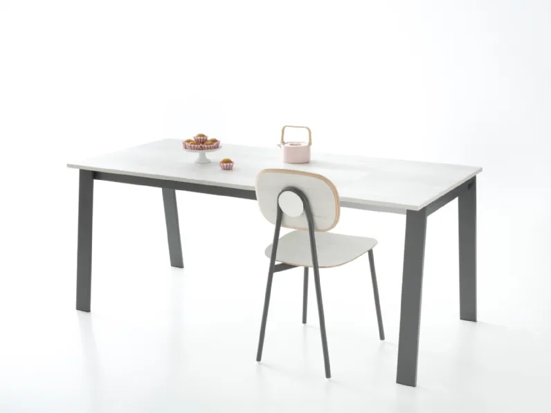 Tavolo rettangolare a quattro gambe Delta 120 Point house scontato