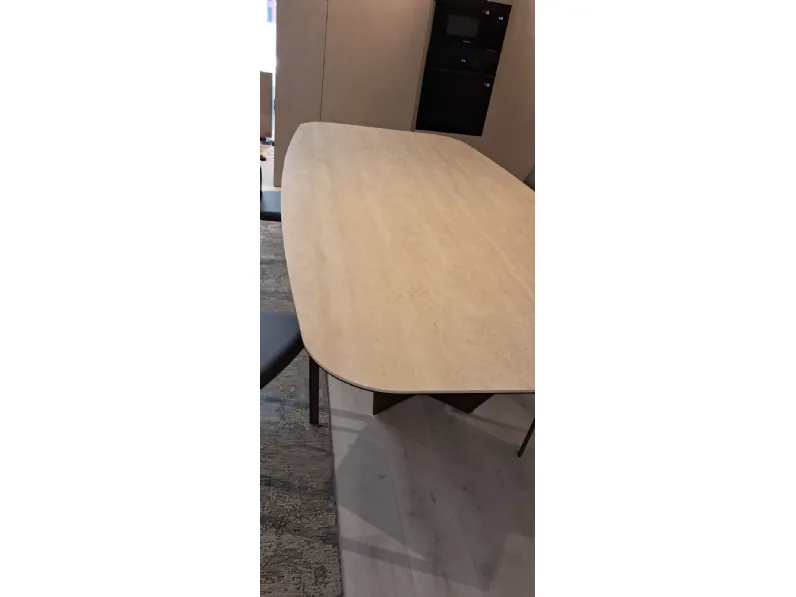 Tavolo in ceramica sagomato Skorpio  Cattelan italia in offerta outlet