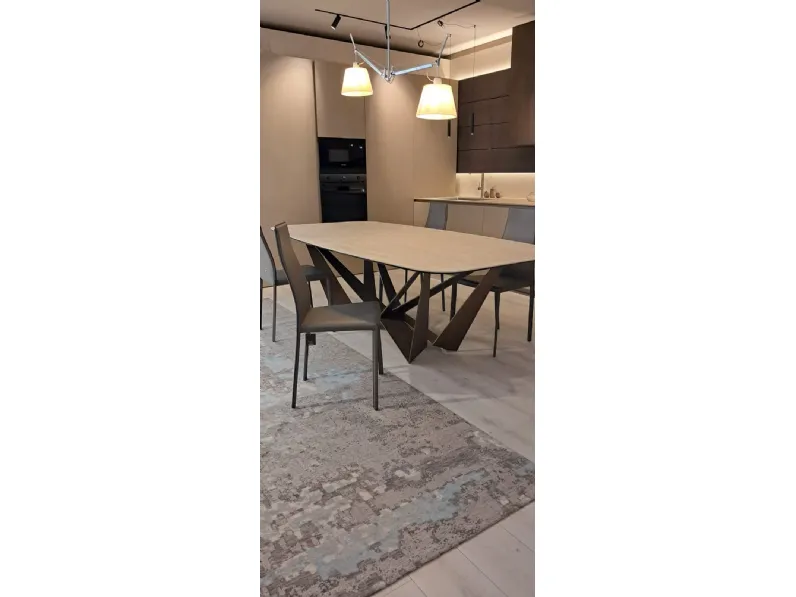 Tavolo in ceramica sagomato Skorpio  Cattelan italia in offerta outlet
