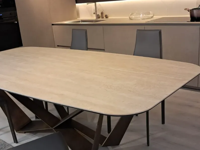 Tavolo in ceramica sagomato Skorpio  Cattelan italia in offerta outlet