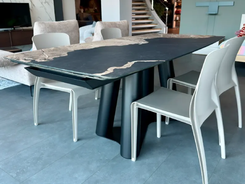 Tavolo in vetro sagomato Singapore Scavolini a prezzo ribassato