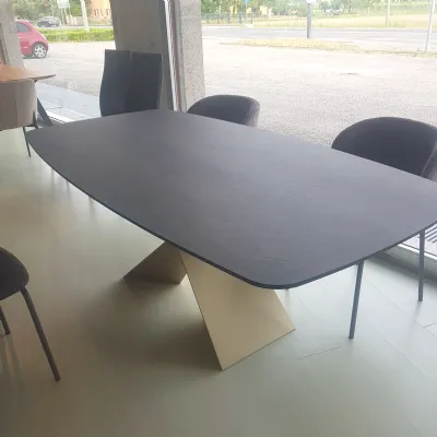 Tavolo in ceramica sagomato Ship Zamagna in offerta outlet