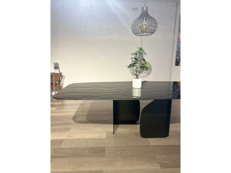 Tavolo con piano in ceramica ellittico di Calligaris a PREZZO OUTLET 