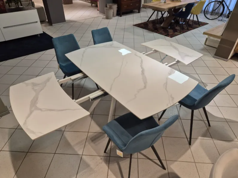 Tavolo in offerta outlet modello Vortice di Target point  approfittane ora!