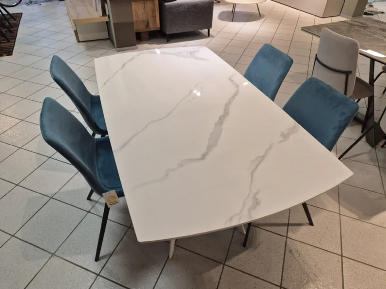 Tavolo in offerta outlet modello Vortice di Target point  approfittane ora!
