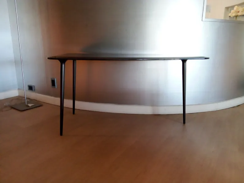 Scopri il tavolino Belsize di Molteni & c con prezzi ribassati! Ideale per gli architetti.