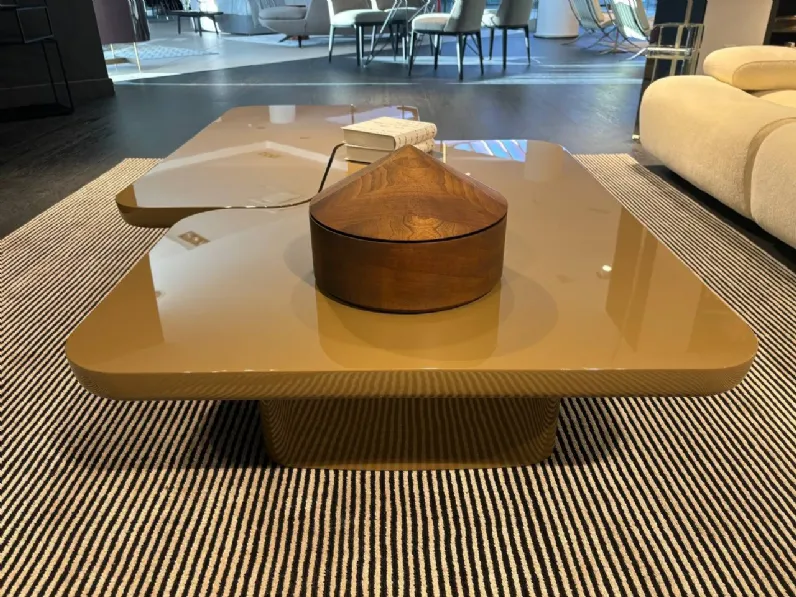 Tavolino moderno Ernest di Poliform a prezzo ribassato